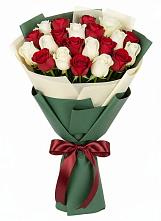 Букет Микс из красных и белых роз в Федоровском