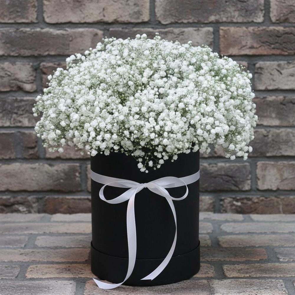 Цветочная композиция из Гипсофила в шляпной коробке в Федоровском