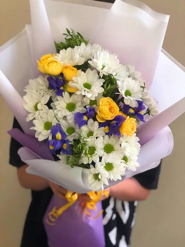 Букет цветов из: Ирисы, Хризантемы и Розы в Федоровском