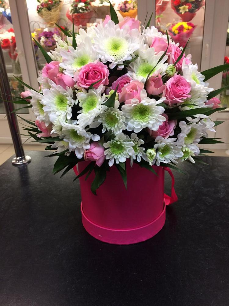 Цветочная композиция из Розы и Хризантемы в шляпной коробке в Федоровском