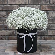 Цветочная композиция из Гипсофила в шляпной коробке в Федоровском